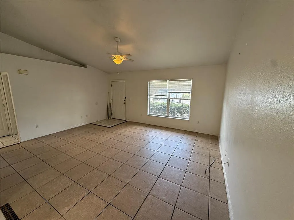 2 bed, 2.0 bath, 2496 sqft, $1,300 — Photo 3
