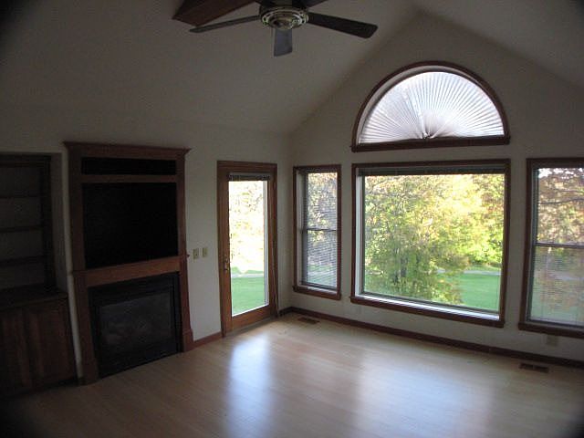 Familyroom with gas fireplac