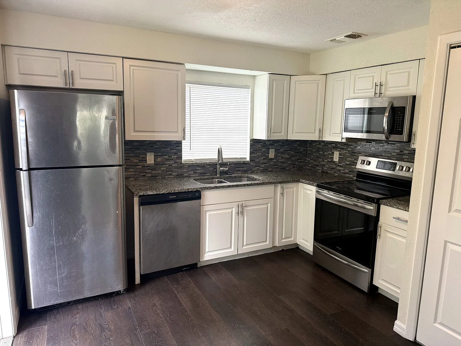 2 bed, 1.0 bath, 800 sqft, $1,395 — Photo 2