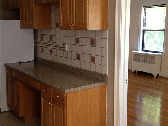 4th image of 1080 Warburton Ave APT 1B