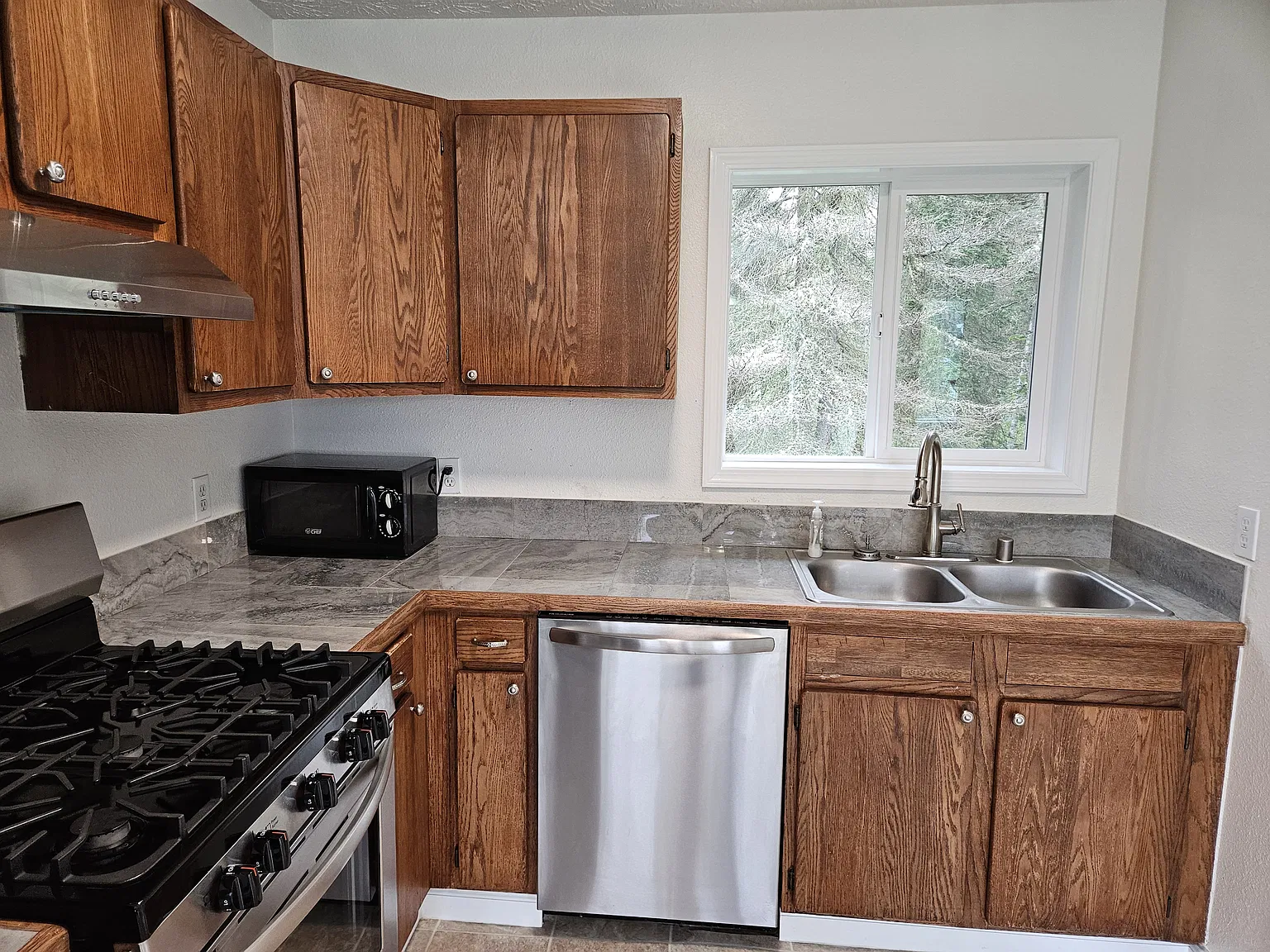 3 bed, 1.5 bath, 1200 sqft, $1,700 — Photo 2