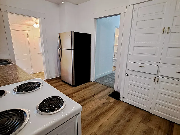 136 Indiana Ave — Photo 4