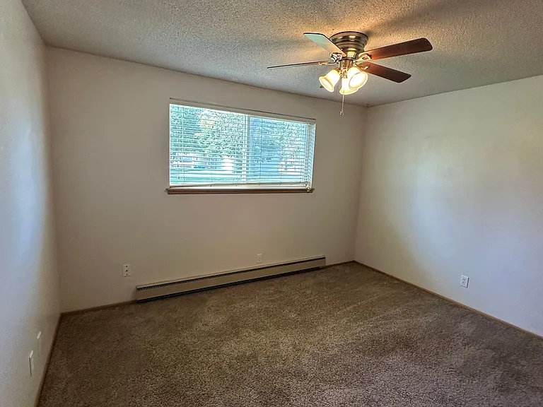 401 S Holly St — Photo 2