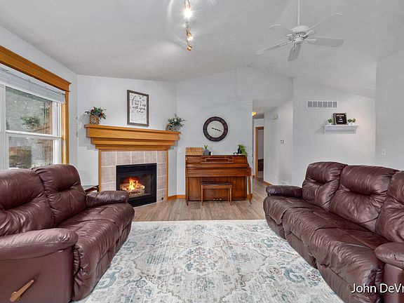 3rd image of 1521 Sunflower Way
