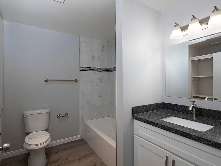 Oasis Apartments — Photo 26