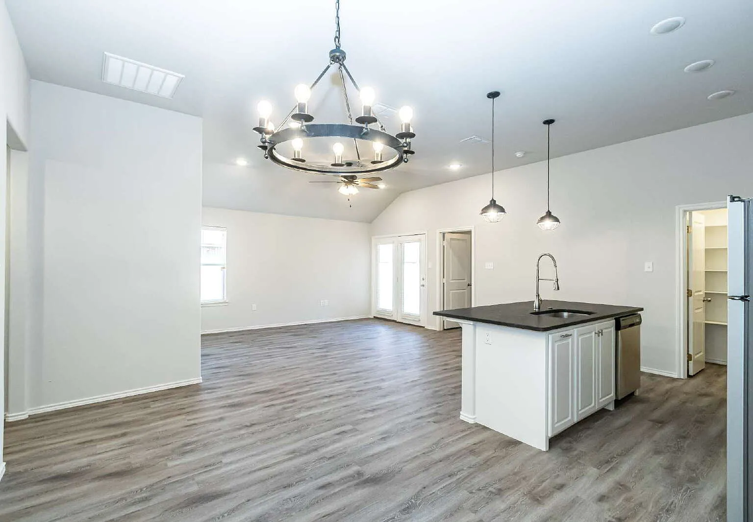 3 bed, 2.0 bath, 1400 sqft, $1,500 — Photo 2