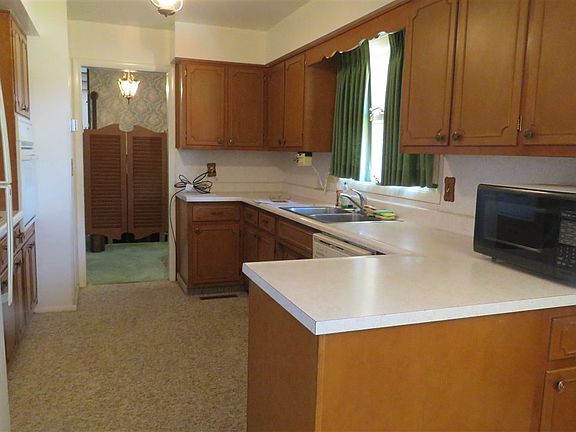4th image of 203 Hillcrest Dr