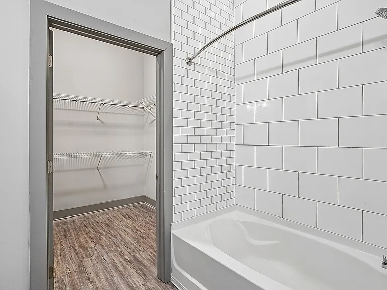 Lenox - Bathroom 1