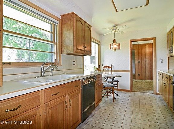 5th image of 900 S Evergreen Ave