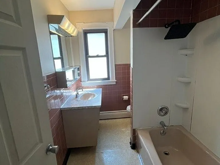 63 W Railroad St #B — Photo 8