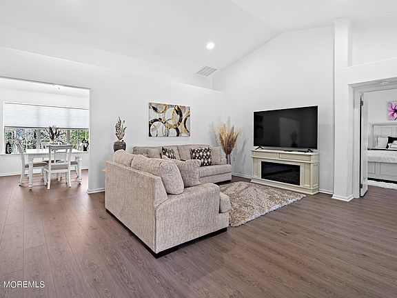 3rd image of 1081B Buckingham Drive #B