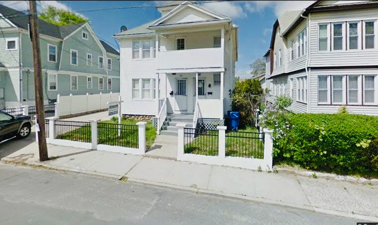 3 bed, $1,900 — Photo 1