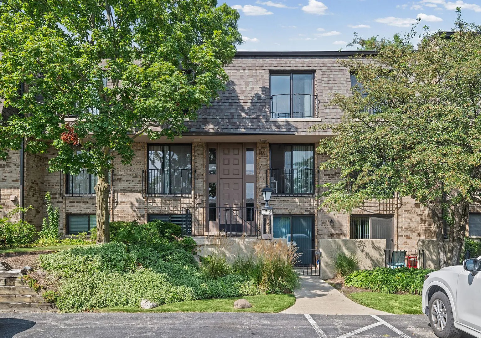Beautifully Updated 2-Bed / 2-Bath Condo in Northfield Square — Photo 2