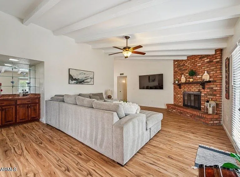 101 W Kathleen Rd — Photo 3