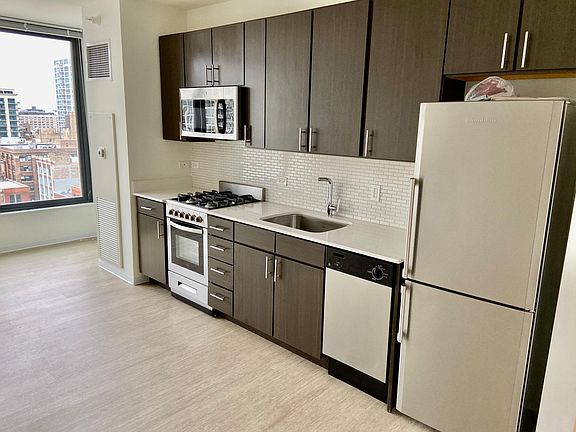 3rd image of 161 W Erie St #611