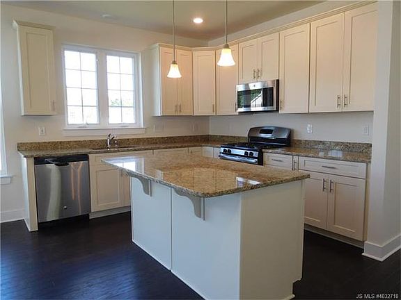 3rd image of 78 Woodview Dr