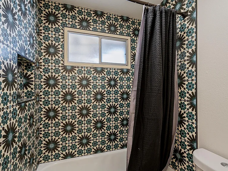 1107 E Geneva Dr — Photo 17