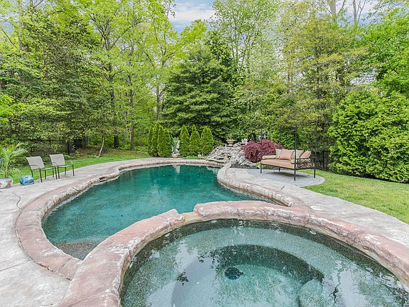 5th image of 235 Wyckoff Rd