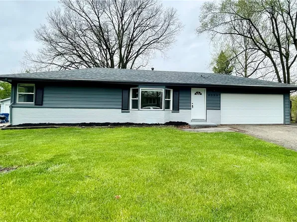 8056 Ridgeview Dr, Des Moines, IA 50320
