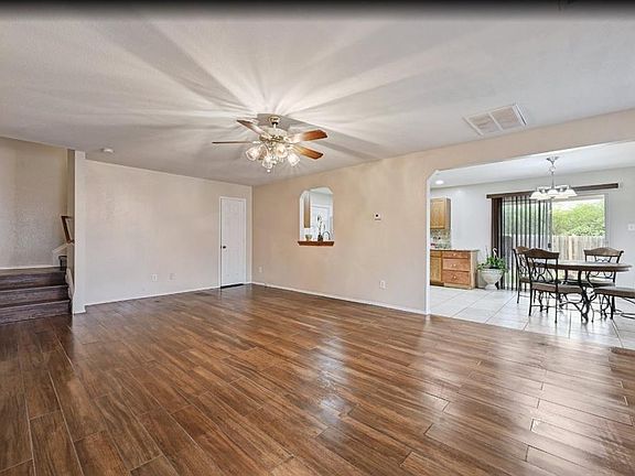 4th image of 204 Onyx Lake Dr
