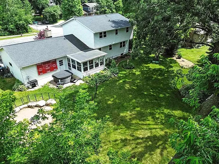 900 Woodview Dr — Photo 5