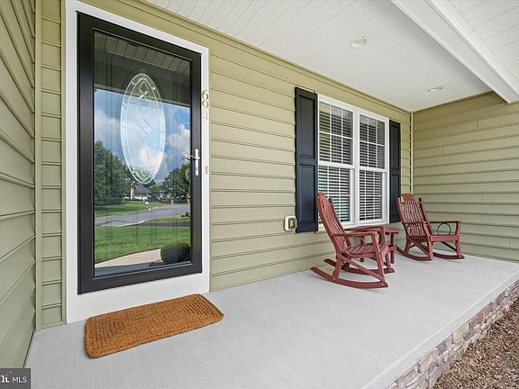 4th image of 699 W Lake Dr