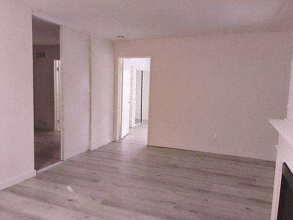 4th image of 5554 N Carpenter Ave #103
