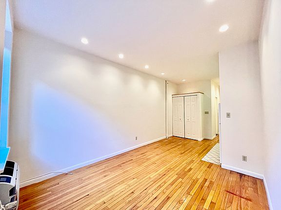 4th image of 328 E 34th St APT C4