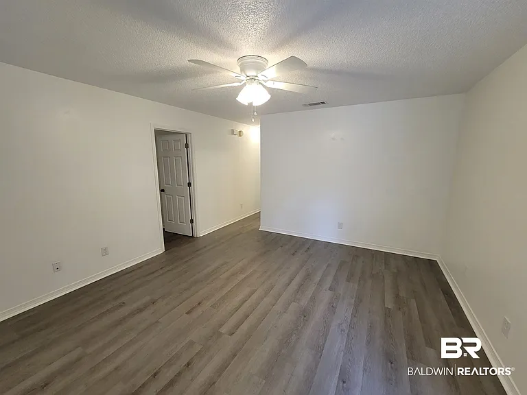 309 E Peachtree Ave — Photo 5