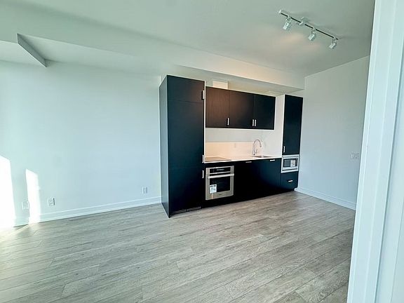 2nd image of 89 Queen St E #5332