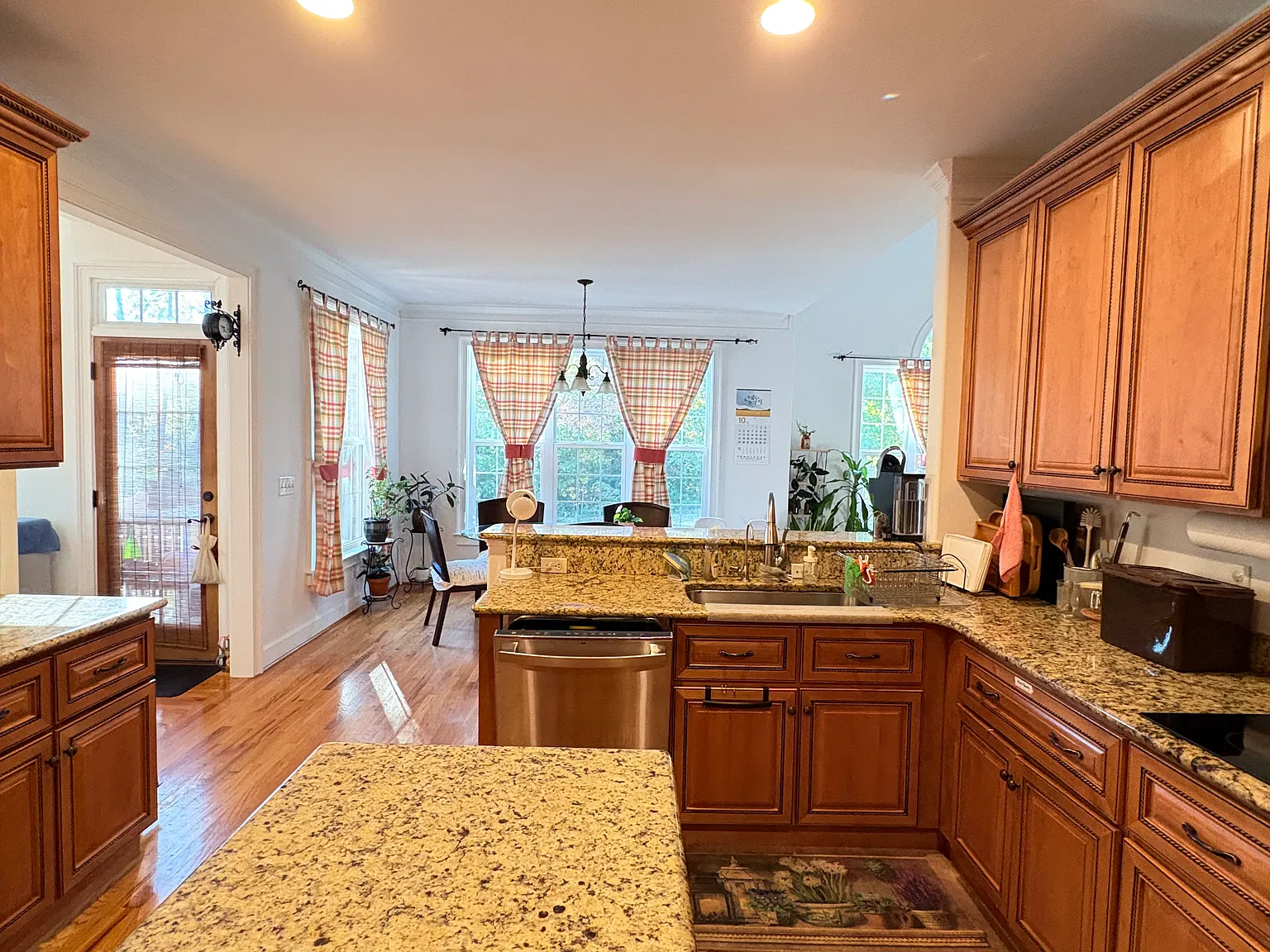 4 bed, 3.5 bath, 3000 sqft, $750 — Photo 4