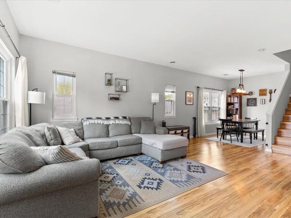 2070 Cloverly Ln, Ann Arbor, MI 48108