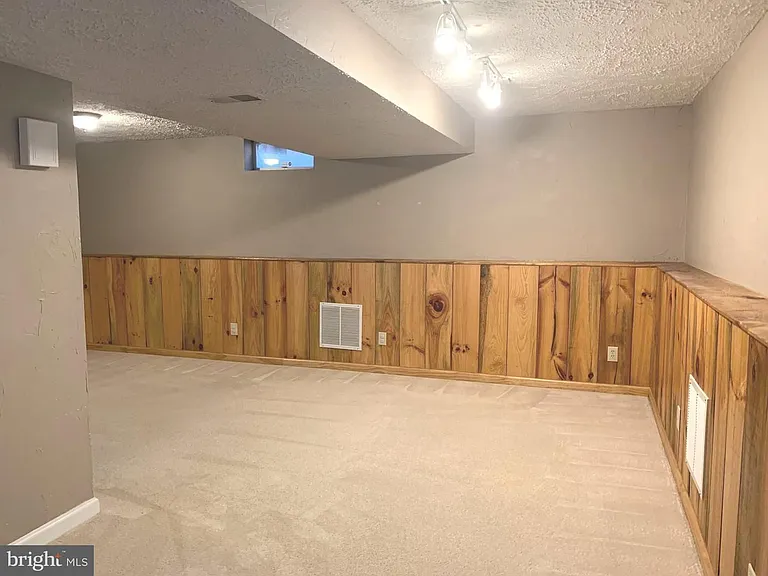 7931 Carriage Dr — Photo 35