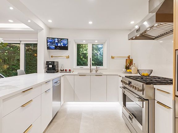 2nd image of 4283 Capilano Rd