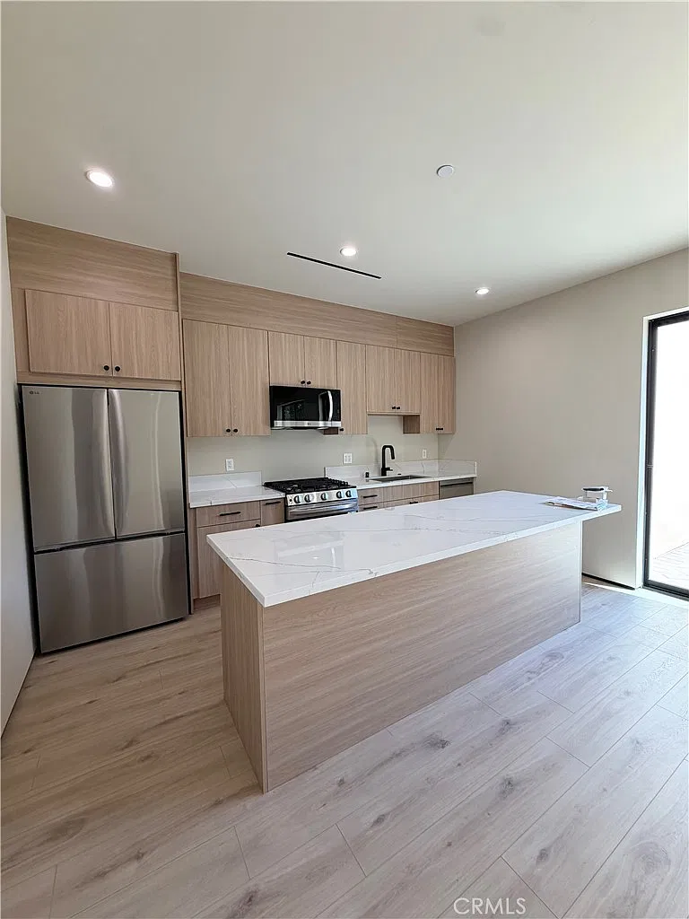3 bed, 1350 sqft, $6,250 — Photo 1