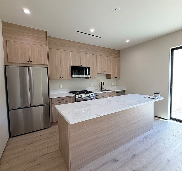 1st image of 5656 Mammoth Ave