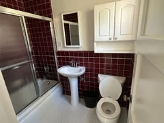 2nd image of 1423 Cloverfield Blvd APT B