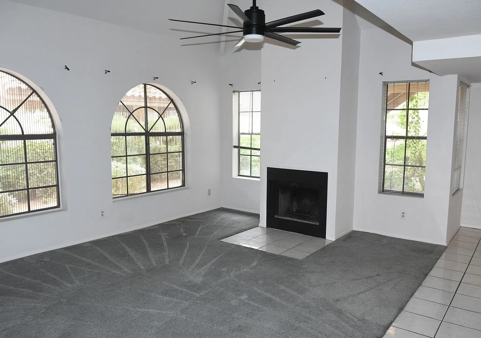 Remodeled 2 Br 2 Ba 1 Car Attached Garage Condo Near McDowell and Hayden in Scottsdale — Photo 2