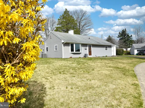 214 Chelsea Cir, Fairless Hills, PA 19030