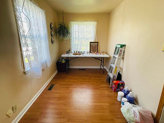 5th image of 404 Bartlett St