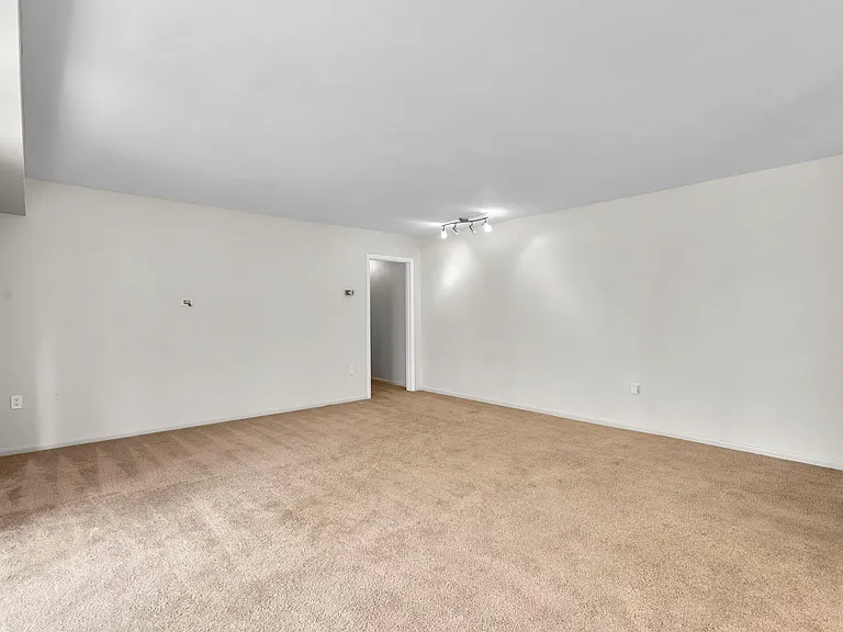 10643 Weymouth St #103 — Photo 25