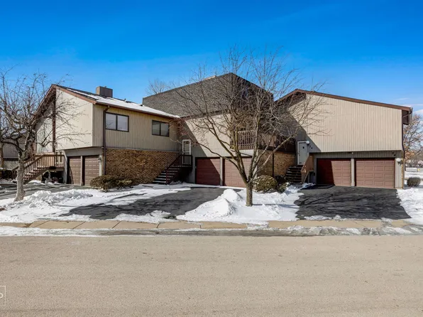 70 Lake Point Dr, Roselle, IL 60172