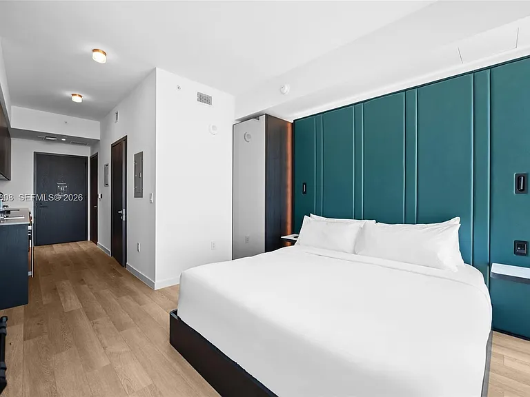 20 NE 11th St #4003B — Photo 22
