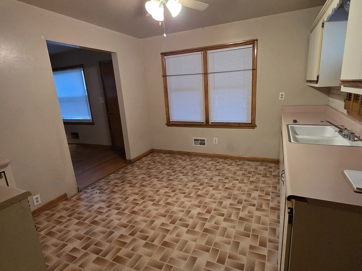 3 bed, 848 sqft, $1,700 — Photo 4