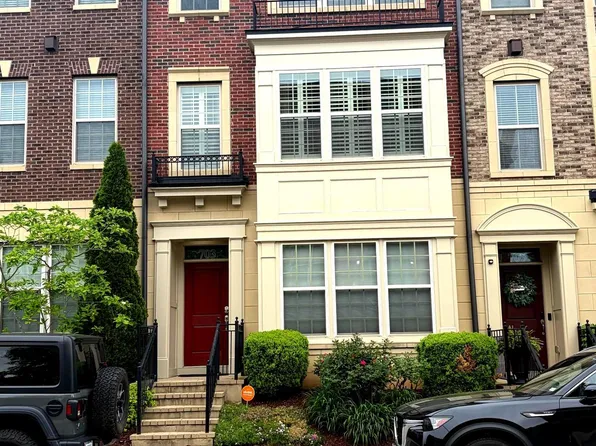 703 Quayside Ct #95, Oxon Hill, MD 20745