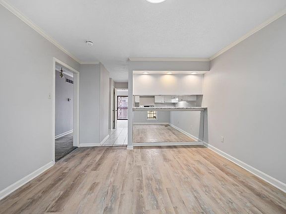5th image of 2060 Romford Ln #2060
