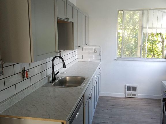 5th image of 910 Newport Dr