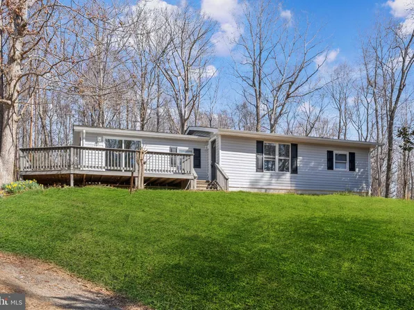 2215 W Hoover Rd, Haywood, VA 22722