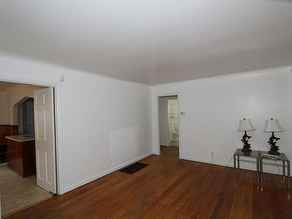 4th image of 3943 Oak Ave