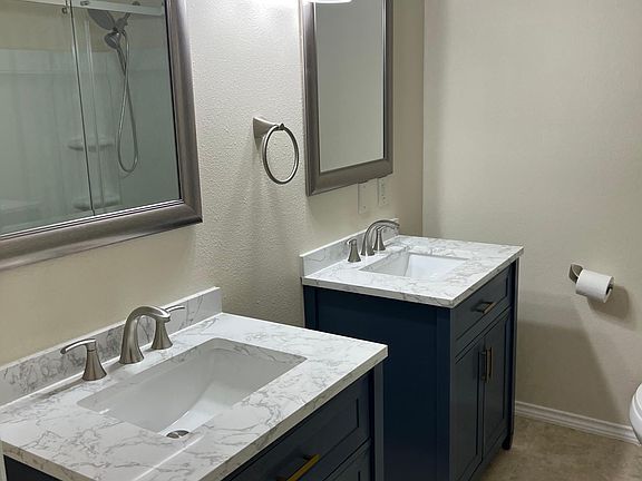 full bathroom- upstairs- new furniture